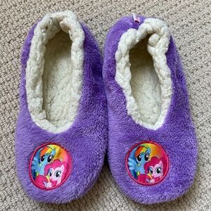 Kid fuzzy slippers